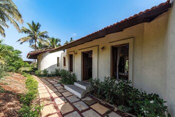 cosmicstays joshet farmstay