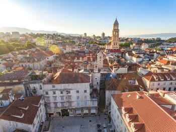 elegant apt 5 min walk from split center