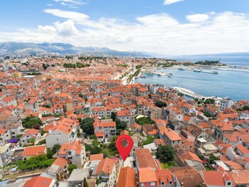 elegant apt 5 min walk from split center