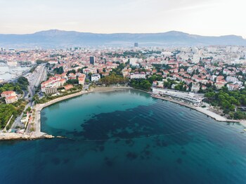 elegant apt 5 min walk from split center