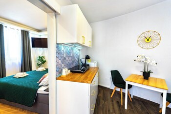 elegant apt 5 min walk from split center