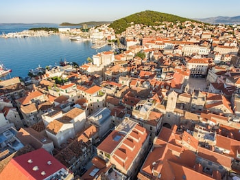 elegant apt 5 min walk from split center