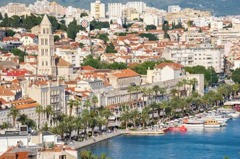 elegant apt 5 min walk from split center