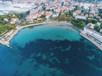 elegant apt 5 min walk from split center