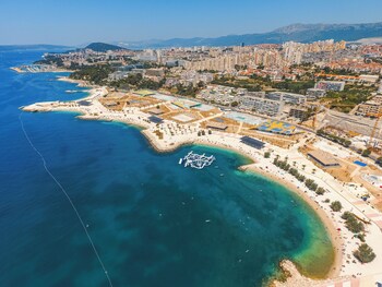 elegant apt 5 min walk from split center