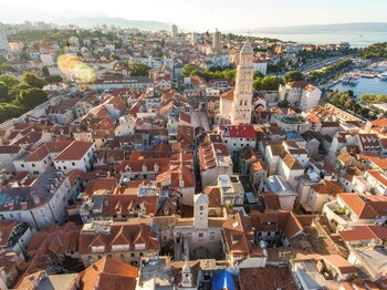 elegant apt 5 min walk from split center