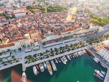 elegant apt 5 min walk from split center