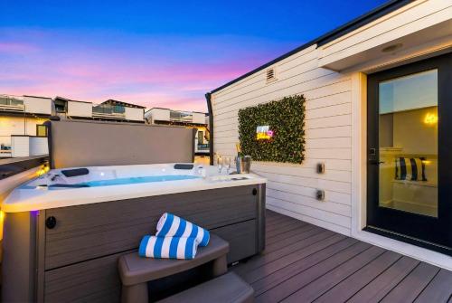 downtown nashville hot tub game room karaoke