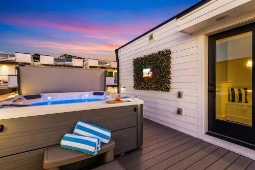 downtown nashville hot tub game room karaoke