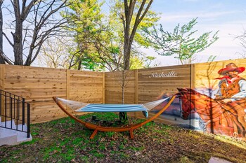 rooftop deck hot tub retreat in downtown nashville