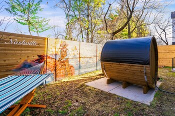 rooftop deck hot tub retreat in downtown nashville