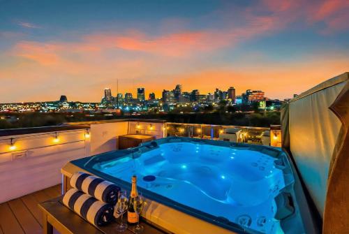 2 hot tubs karaoke game room downtown nashville