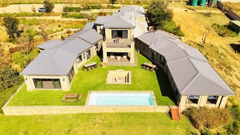 Stones Throw Manor,,4 star