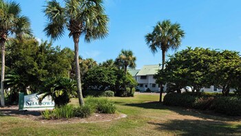 Beachfront Townhome In Seacrest + Free Tickets: Bikes, Dolphin Cruise & More!,,4 star