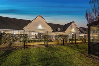 Aroha Motel,,2 star