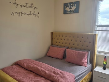 Charming Wolverhampton Apartment With Private Entrance,,2 star