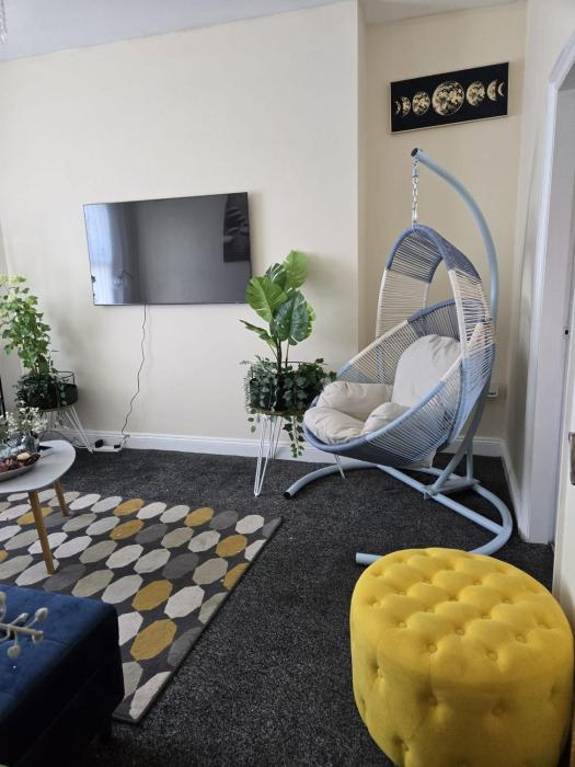charming wolverhampton apartment with private entrance