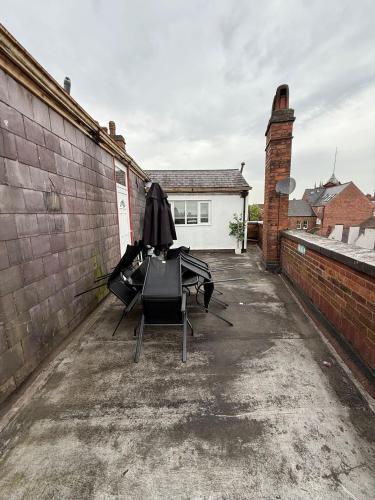 charming wolverhampton apartment with private entrance