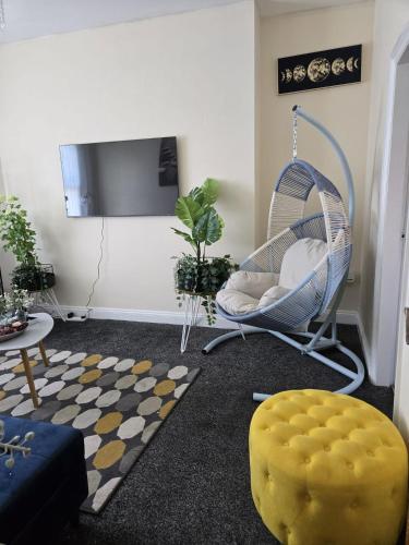 Charming Wolverhampton Apartment With Private Entrance,,2 star