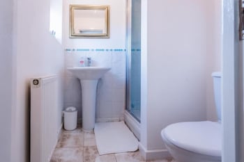 10 guests 5 bedrooms free parking lux house