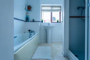 10 guests 5 bedrooms free parking lux house