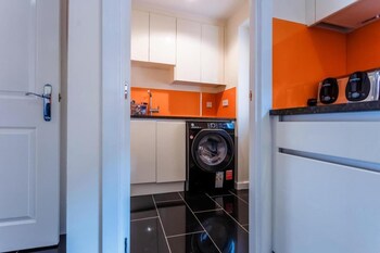 10 guests 5 bedrooms free parking lux house