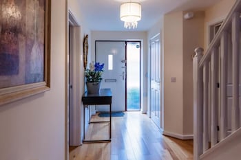 10 guests 5 bedrooms free parking lux house
