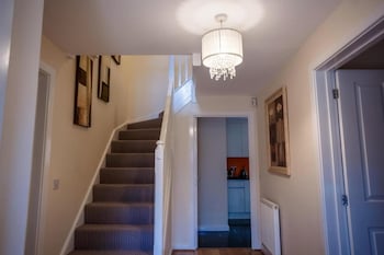 10 guests 5 bedrooms free parking lux house