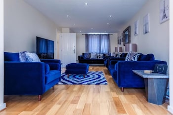 10 guests 5 bedrooms free parking lux house