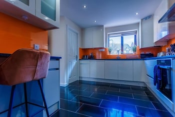 10 guests 5 bedrooms free parking lux house