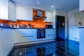 10 guests 5 bedrooms free parking lux house