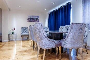 10 guests 5 bedrooms free parking lux house