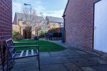 10 guests 5 bedrooms free parking lux house