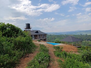 Hillbilly Bush Lodge,,3 star