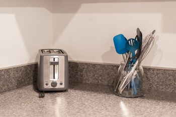 donnys den