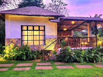 Modern Bahay Kubo Near Tagaytay - Casita Anahaw,,2 star