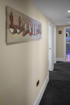 Granada Apartments Queens Mansions,,4 star