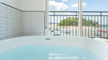 Samcheok Kong & Bee Ocean View Spa Pensi,,3 star