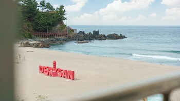 samcheok kong and bee ocean view spa pensi