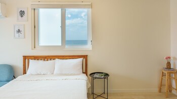 samcheok kong and bee ocean view spa pensi