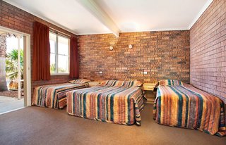 Nightcap At Colyton Hotel,Greater Western Sydney>>Colyton,4 star