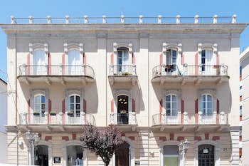 reverse art hotel