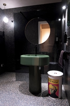 reverse art hotel