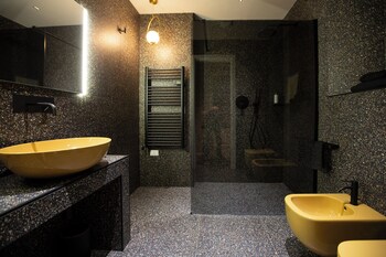 reverse art hotel