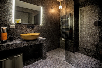 reverse art hotel