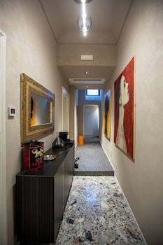 reverse art hotel