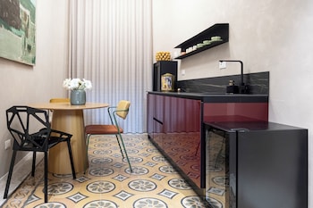 reverse art hotel
