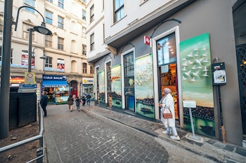 galata guest teori