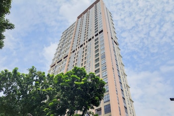 comfort and high floor studio room at transpark bintaro apartment