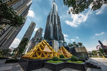 the emerald suites at landmark 81